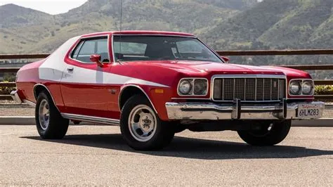 Starsky et Hutch: Un duo improbable au volant d'une Ford Gran Torino rouge flamboyante!